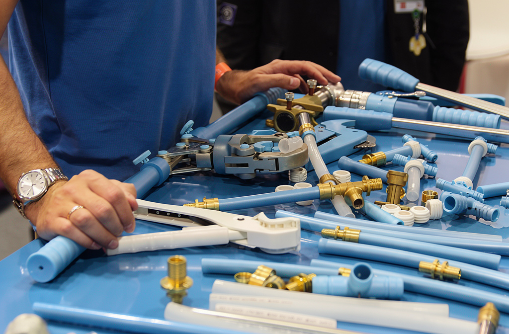 VVS-installatör arbetar med rör och kopplingar
